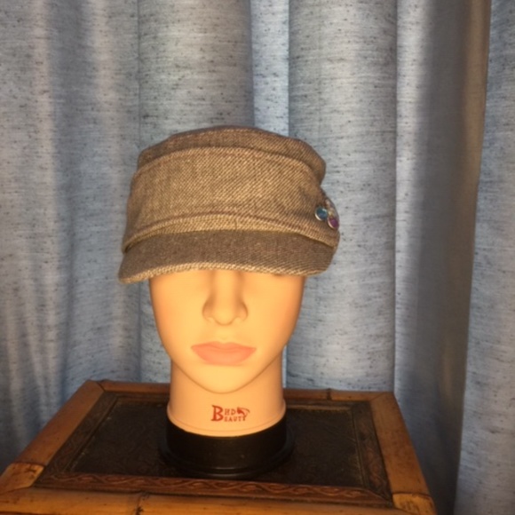 CLAIRE’S gray woman’s beret - Picture 2 of 6